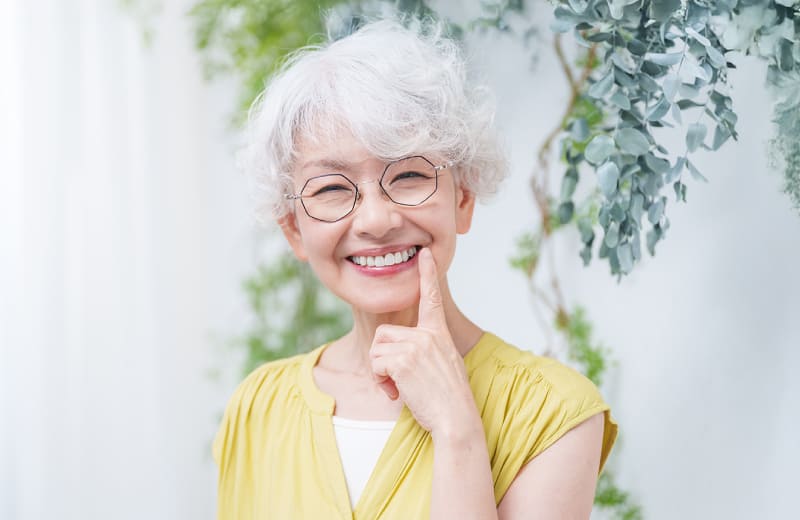歯の綺麗な笑顔の女性の写真